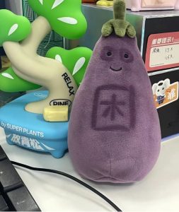 Китайското поколение Z отглежда плюшени играчки като истински бебета, празнува рождени дни, проявява обич